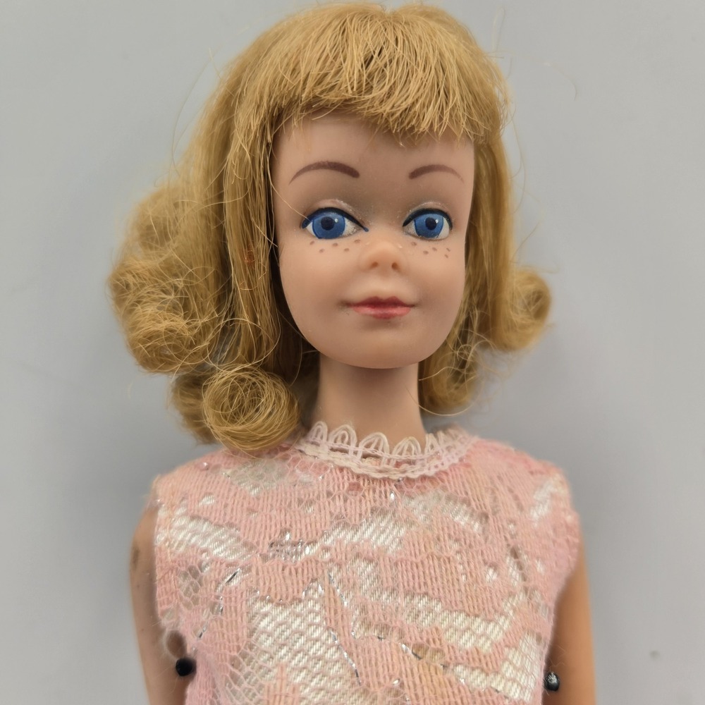 Vintage 1962 Straight Leg Blonde Curly Hair Midge Barbie Doll Blue Eyes Freckles